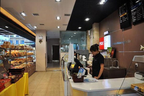 康榮智能廣告機應用于米旗蛋糕店
